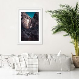 Plakat w białej ramie - Wodospad wśród wysokich skał