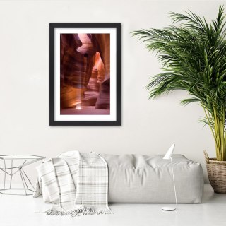 Plakat w czarnej ramie - Promienie słońca w jaskini