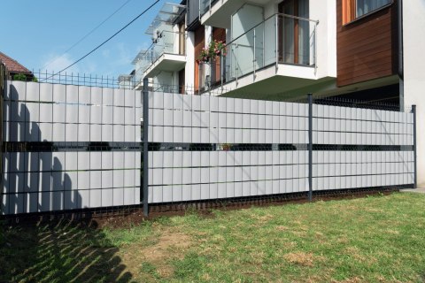 Taśma ogrodzeniowa PASKI 6 x 2,55mb CLASSIC 19cm PROTECTO SZARA + 12 klipsów GRATIS Taśma ogrodzeniowa PASKI 6 x 2,55mb CLASSIC 19cm PROTECTO SZARA + 12 klipsów GRATIS