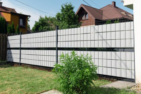 Taśma ogrodzeniowa PASKI 6 x 2,55mb CLASSIC 19cm PROTECTO SZARA + 12 klipsów GRATIS Taśma ogrodzeniowa PASKI 6 x 2,55mb CLASSIC 19cm PROTECTO SZARA + 12 klipsów GRATIS