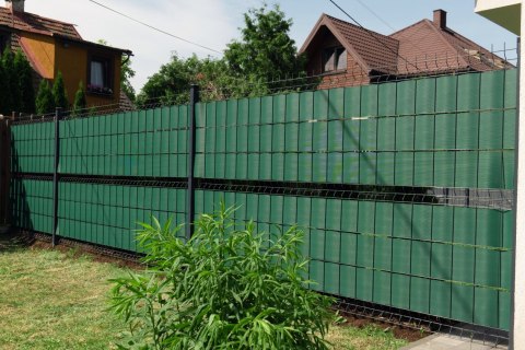 Taśma ogrodzeniowa PASKI 6 x 2,55mb CLASSIC 19cm PROTECTO ZIELONA + 12 klipsów GRATIS Taśma ogrodzeniowa PASKI 6 x 2,55mb CLASSIC 19cm PROTECTO ZIELONA + 12 klipsów GRATIS