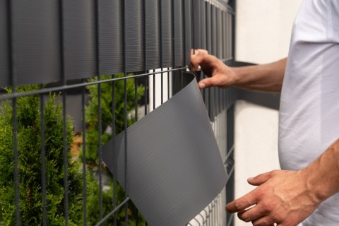 Taśma ogrodzeniowa PASKI 6 x 2,55mb CLASSIC 19cm PROTECTO GRAFIT + 12 klipsów GRATIS Taśma ogrodzeniowa PASKI 6 x 2,55mb CLASSIC 19cm PROTECTO GRAFIT + 12 klipsów GRATIS