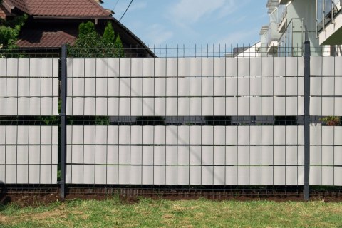 Taśma ogrodzeniowa ROLKA 26mb BASIC 19cm PROTECTO SZARA Taśma ogrodzeniowa ROLKA 26mb BASIC 19cm PROTECTO SZARA
