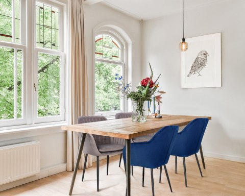 Krzesło Retro TAPICEROWANE, BRUDNY RÓŻ, CZARNE NOGI