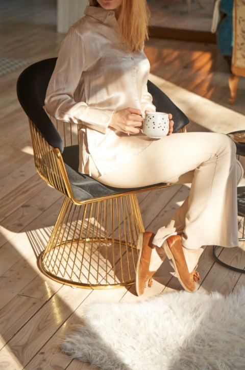 ZŁOTE KRZESŁO GLAMOUR, CZARNY WELUR, METALOWE, DO SALONU, Z PODŁOKIETNIKAMI