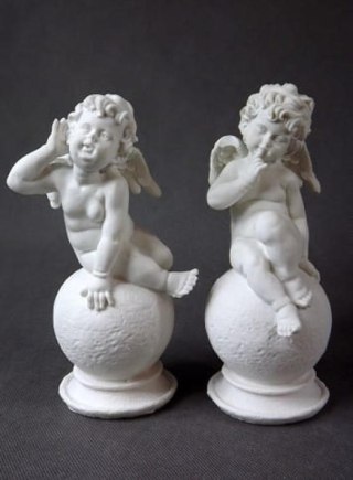 Anioł siedzący na kuli w kolorze białym 18x7 cm