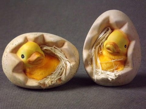Ceramiczny kurczaczek z żółtym futerkiem wystający z jajka 9x6 cm