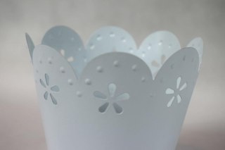Osłonka Vintage na Rośliny i Zioła z Aluminiowej Koronki