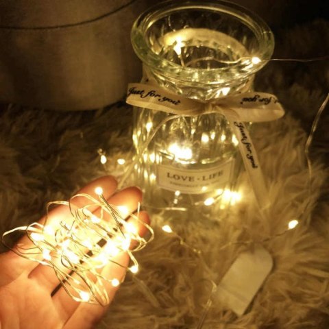 Energooszczędne Lampki Choinkowe-Łezki na Białym Druciku z 10 LED, Ciepły Biały Kolor, Zasilane na Baterie AA