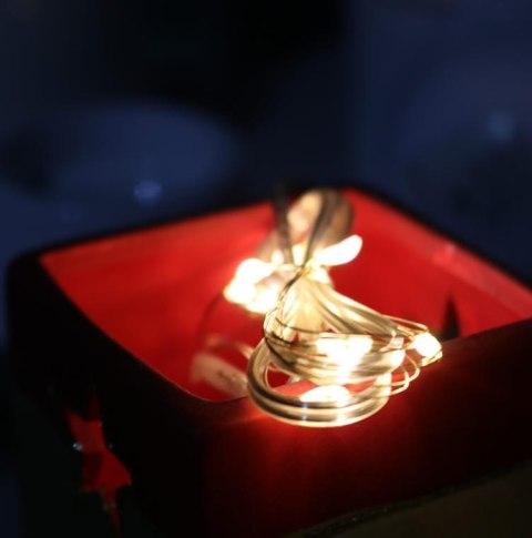Lampki LED w Kształcie Łezek na Elastycznym Druciku - Ciepłe Światło Białe, Zasilane na Baterie