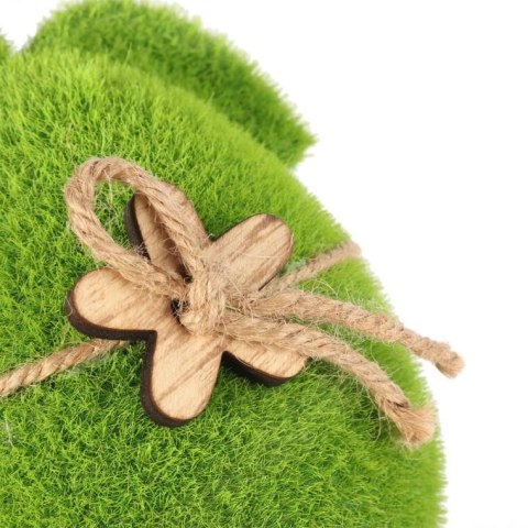 Zając flokowany z drewnianym kwiatkiem 18 cm zielony