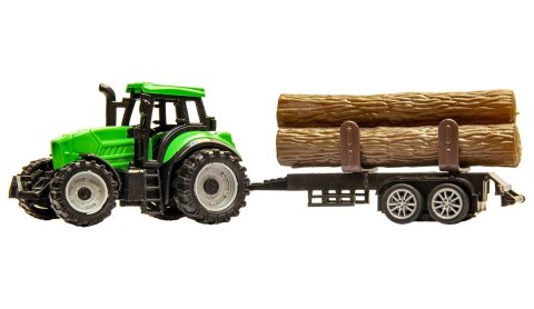 Mały traktor z przyczepą na drewno