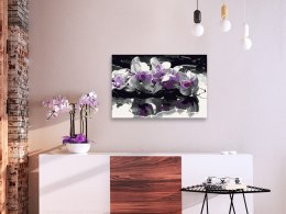 Obraz do samodzielnego malowania - Fioletowa orchidea (czarne tło i odbicie w wodzie)