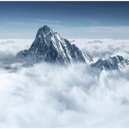 Fototapeta - Górski szczyt w chmurach
