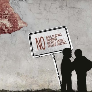 Fototapeta - NO ball playing - Banksy